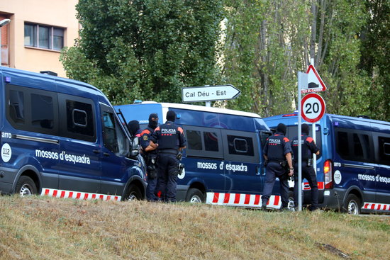 A group of Catalan police during a flat search after attacks (ACN)