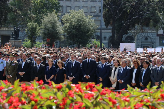 Spain's king Felipe VI accompanied by political officials at the mourning ceremony for the Barcelona terror attacks in August 2017 (by ACN)