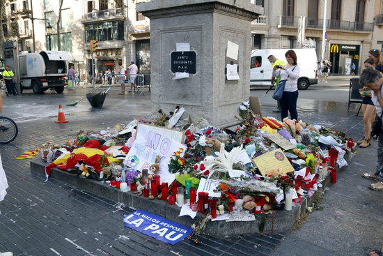 A memorial in La Rambla for the victims of the terror attacks (by Pol Solà)