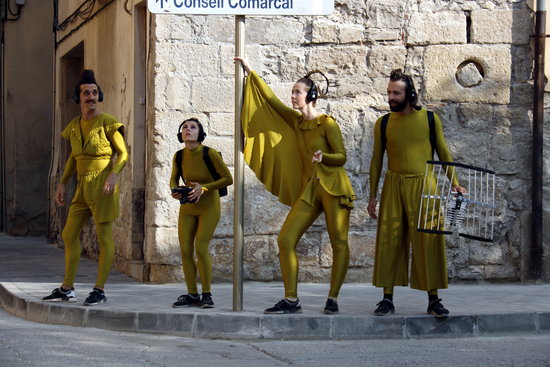 Some actors performing the work 'Decisive moments in history' in FiraTàrrega 2017 (by Oriol Bosch)