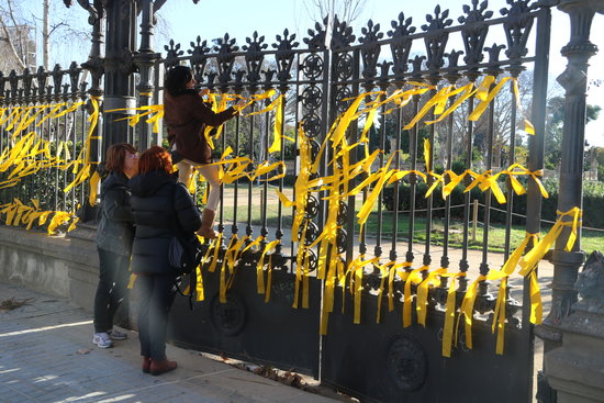 Some yellow bows in the bars surrounding the Ciutadella Park in January 2018 (by Àlex Recolons)