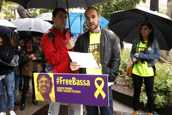The jailed politician Dolors Bassa's son during an event to support her (by Rafa Garrido)