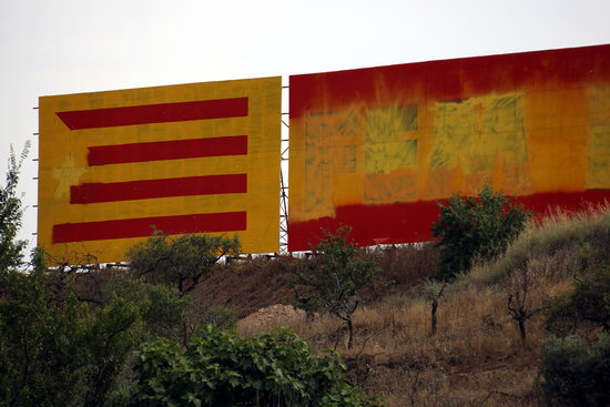 Spanish flag painted over pro-independence mural in July (ACN)