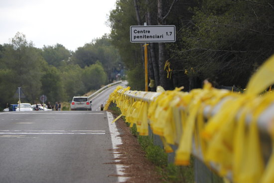 Some yellow ribbons on a road leading to the prison where the former Catalan parliament president is held in custody (by Núria Torres)