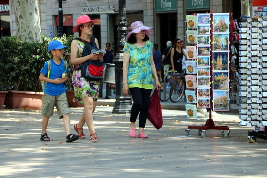 Some tourists walking on La Rambla in summer 2018 (by Josep Molina)