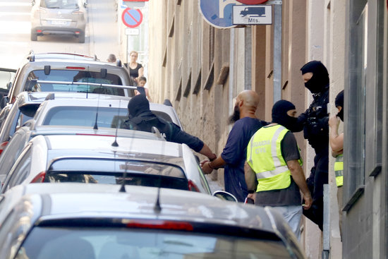 Police arrest two men in an anti-jihadist operation in Mataró (by Jordi Pujolar)