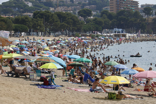 People take to the beach as the heatwave sets in (ACN)