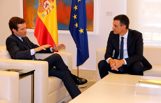 Spanish president Pedro Sánchez and leader of the opposition Pablo Casado meeting on Thursday (ACN)