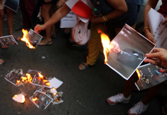 Protesters burn pictures of the Supreme Court judge Pablo Llarena (by Aina Martí)