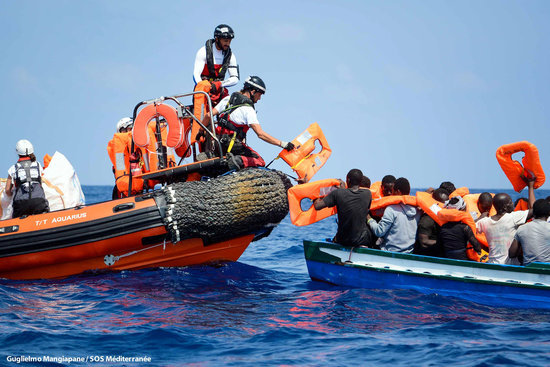 The Aquarius crew rescues migrants from drowning in the Mediterranean (by Guglielmo Mangiapane / MSF)