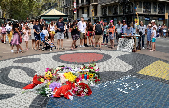 Some flowers and candles left in La Rambla on August 16, 2018 (by Aina Martí)