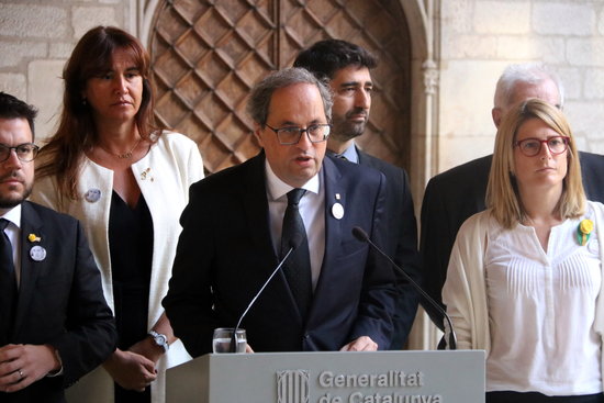 The Catalan president, Quim Torra, during his speech, supported by his ministers (by Gemma Aleman)