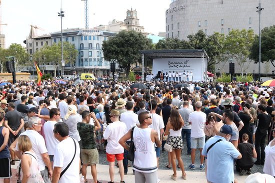 The Plaça Catalunya square during the main August 17 terror attacks remembrance event (by Andrea Zamorano)