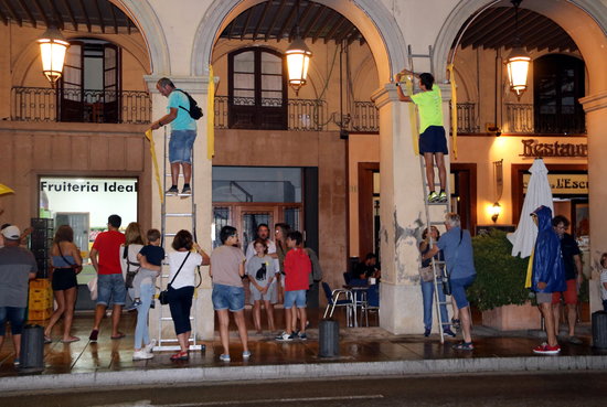 Some activists hanging yellow ribbons in La Bisbal d'Empordà on August 29, 2018 (by Gemma Tubert)