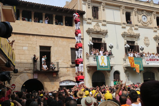 The Colla Jove de Xiquets castellers perform a human tower for Sant Fèlix on August 30 2018 (by Gemma Sánchez)