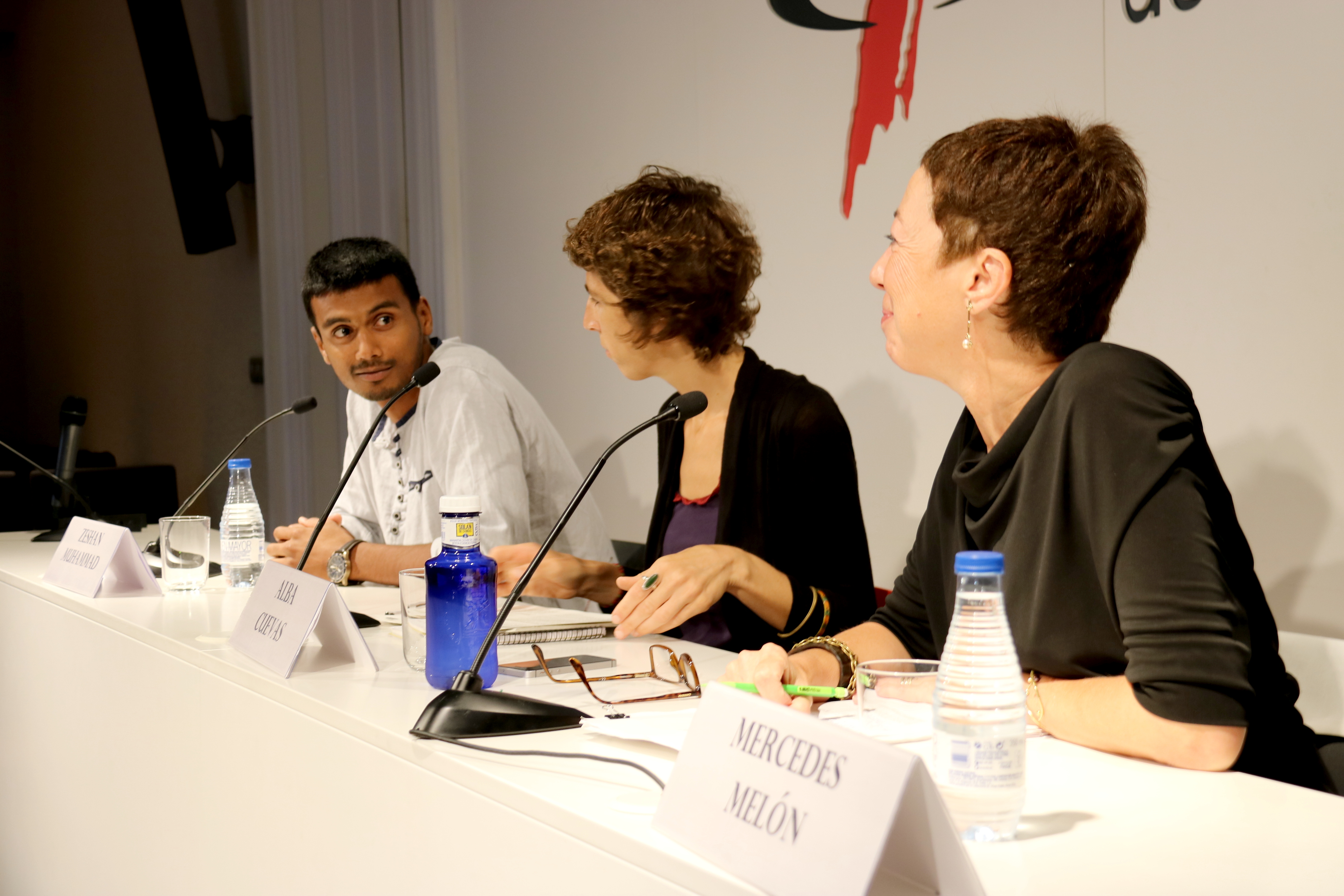 Zeshan Muhammad accompanied by activist Alba Cuevas and lawyer Mercedes Melón (by Alan Ruiz Terol)