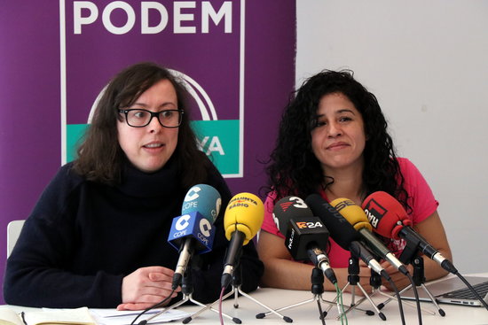 The new Podem Catalunya leader, Noelia Bail (on the left), along with party official Ruth Moreta