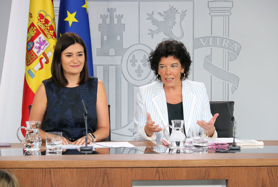 Former Spanish health minister Carmen Montón with spokeswoman Isabel Celáa (by ACN)