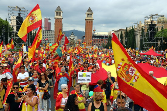 Unionist protesters fill central Barcelona on Sunday (ACN)