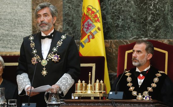 The Spanish Supreme Court president, Carlos Lesmes, speaking next to the King Felipe (by Pool EFE)