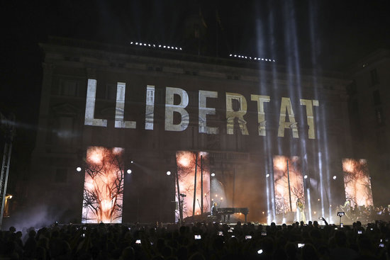 The façade of the Catalan government seat reading 'freedom' during the institutional concert on the 2018 National Day's eve (by Jordi Play)