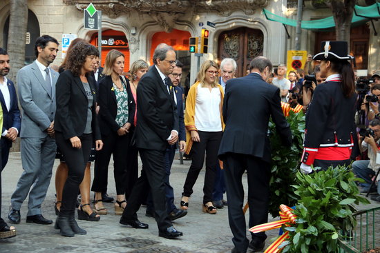 The Catalan government during the traditional floral tribute on September 11, 2018 (by Jordi Bataller)