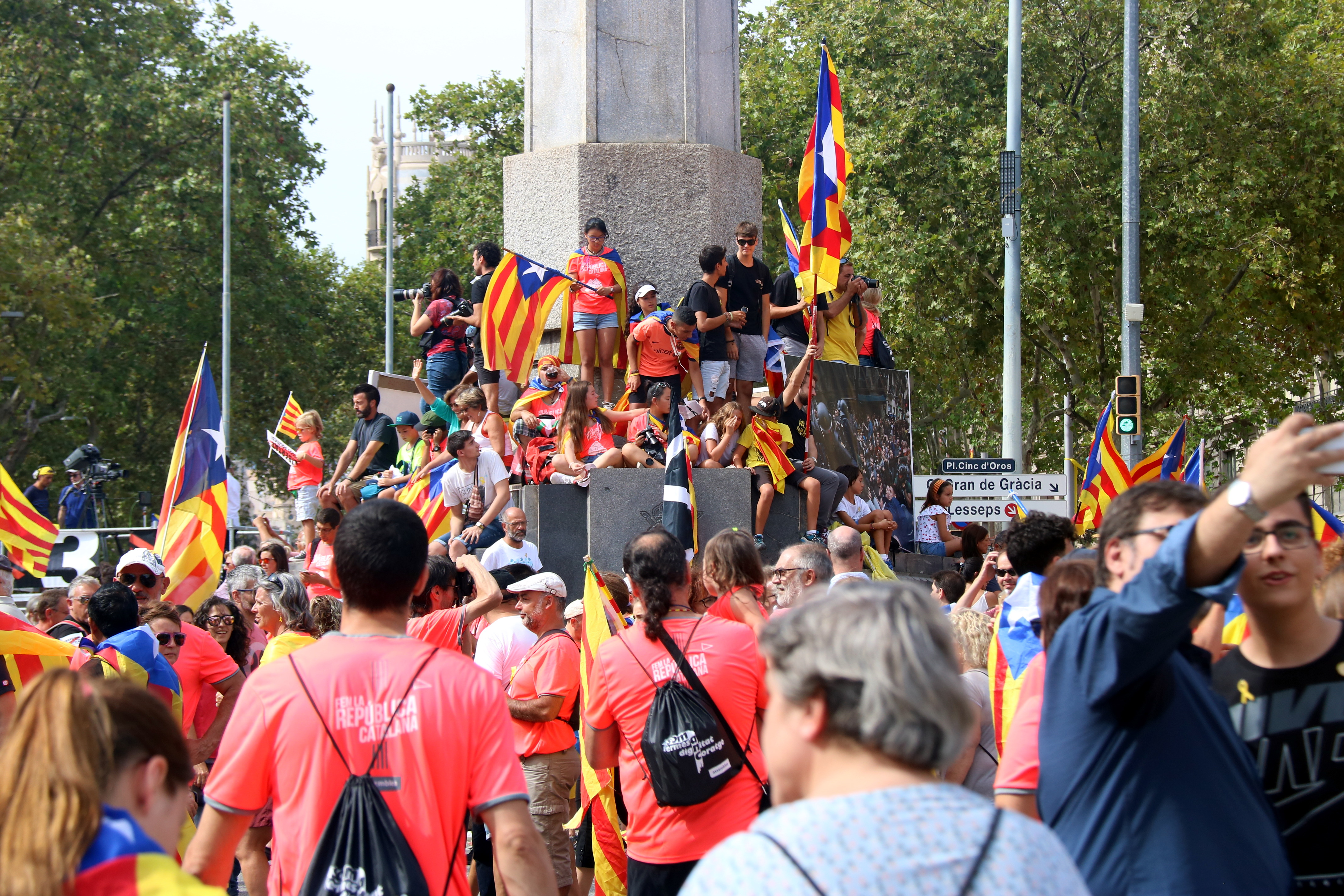 People start filling the Diagonal avenue in preparation for the demonstration (by ACN)