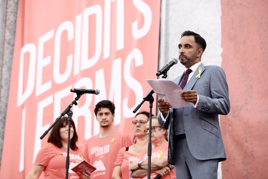 Aamer Anwar takes to stage at pro-independence on Catalonia's National Day 2018 (ACN)
