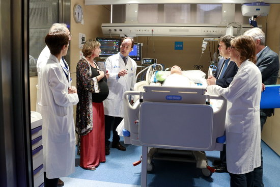 Health minister Alba Vergés with head of intensive care at Vall d'Hebron hospital Ricard Ferrer (ACN)