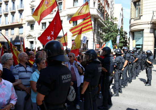 A police cordon preventing protesters against schooling in Catalan from getting to Plaça Sant Jaume square in Barcelona on September 16, 2018 (by Pau Cortina)