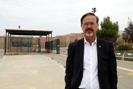 Scottish MP Ronnie Cowan at the entrance of the Lledoners prison (by Laura Busquets)
