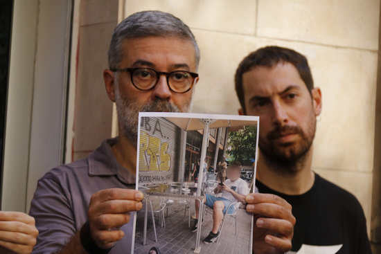 CUP's Carles Riera holding photo of an alleged police officer spying on party (Guillem Roset)