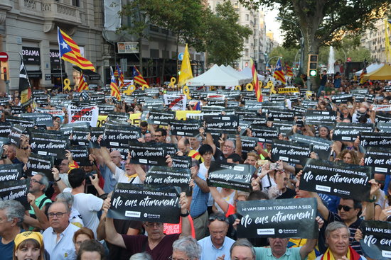Protesters outside Ministry of Economy commemorating anniversary of Spanish police raids on government buildings (ACN)
