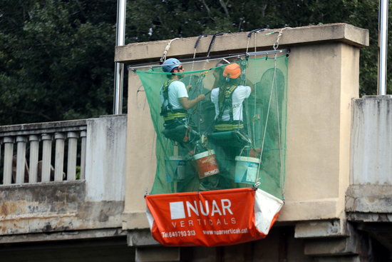 Work begins to remove Francoist eagles from Girona bridge (ACN)