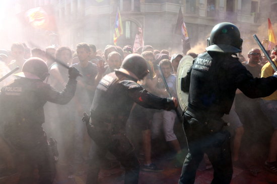 Catalan police hit pro-independence protesters to keep them away from unionist march (by ACN)