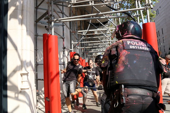 Police hit pro-independence supporters in central Barcelona (by ACN)