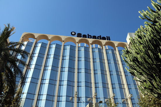 The headquarters of the Banc Sabadell in Alacant (by José Soler)