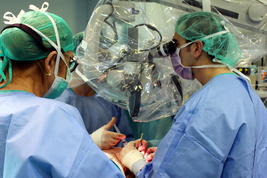 Medical staff at the Josep Trueta hospital in Girona, during a breast cancer surgery (by Xavier Pi)