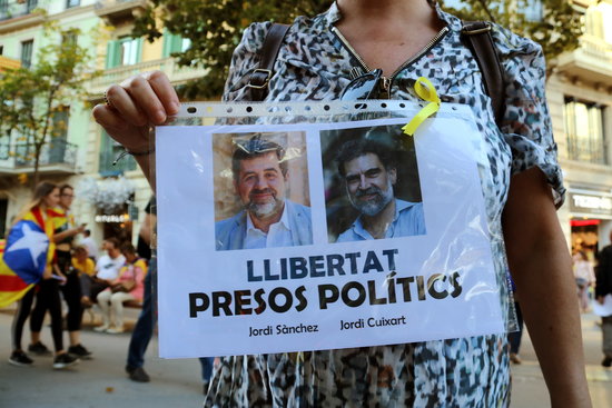 A protester demanding the release of jailed Catalan leaders Jordi Sànchez and Jordi Cuixart (by ACN)