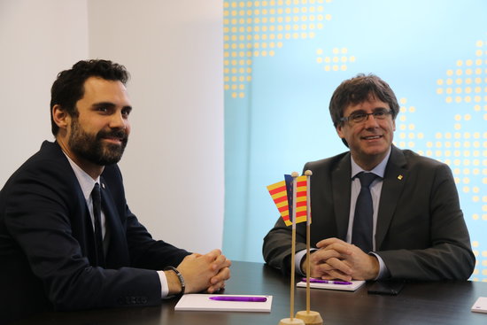 Roger Torrent and Carles Puigdemont during their meeting on January 24, 2018 (by Blanca Blay)