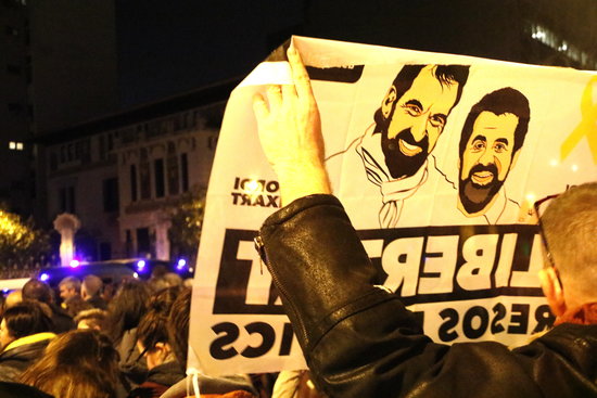 Banner demanding Jordi Sànchez and Jordi Cuixart's freedom in a demonstration in January 2018 (by Rafa Garrido)