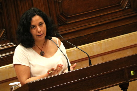Susanna Segovia speaks in the Catalan parliament (by Núria Julià)