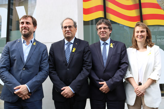From left to right: former minister Toni Comín, former president Carles Puigdemont, president Quim Torra, and former minister Meritxell Serret (by Natàlia Segura)