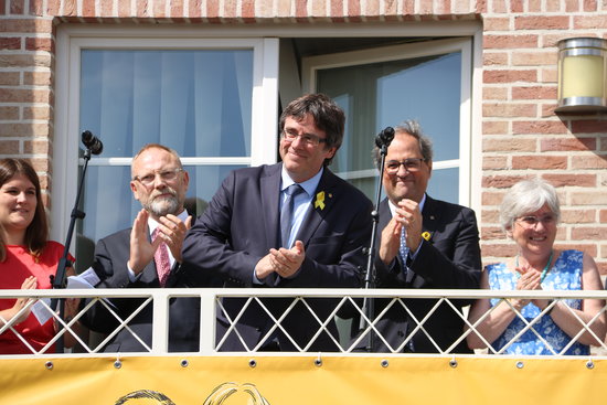 Former Catalan president Carles Puigdemont (center) in Waterloo (by ACN)