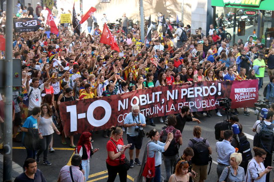 Image of the university students' demonstration with the motto 'neither forget, nor forgive,' on October 1, 2018 (by Miquel Codolar)