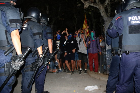 Catalan police in front of protesters outside the Catalan parliament (by Nazaret Romero)