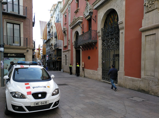 Catalan police car in front of Lleida's region authority (by Salvador Miret)