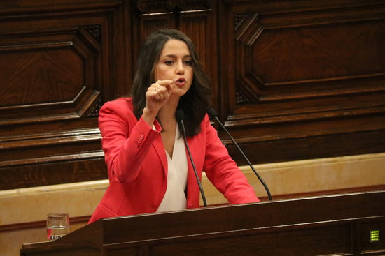 Opposition leader Inés Arrimadas speaks in parliament (by Núria Julià)