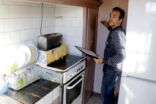 An architect takes measurements from an apartment to be rehabilitated in Mataró (by ACN)