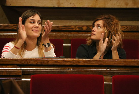 Jéssica Albiach (left) and Elisenda Alamany, MPs for Catalunya en Comú-Podem, the parliamentary group which put forward the proposal to abolish the Spanish monarchy